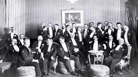 Gesellige Händler. Auf gute Geschäfte - und die Kunst der Reklame! Berliner Kaufleute feiern 1909 den Abschluss des ersten Schaufenster-Wettbewerbs im Hotel "Kaiserhof". 