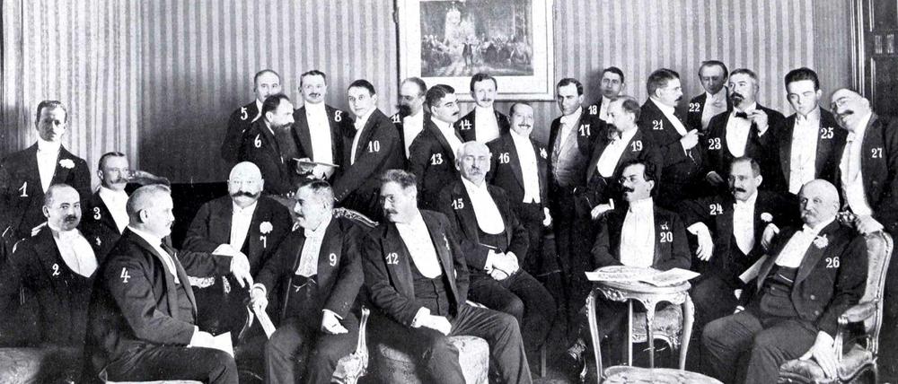 Gesellige Händler. Auf gute Geschäfte - und die Kunst der Reklame! Berliner Kaufleute feiern 1909 den Abschluss des ersten Schaufenster-Wettbewerbs im Hotel "Kaiserhof". 