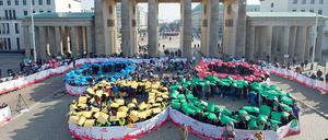 Ringelreihen am Tor. Berliner Schüler bildeten am 19. Februar auf dem Pariser Platz die olympischen Ringe nach. So soll die Stadt in Stimmung kommen.