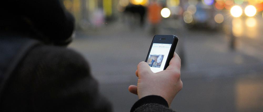 Finger weg! Geht es nach denen, die Handys schon immer doof fanden, sollen Fußgänger bald nicht mehr daddeln dürfen.