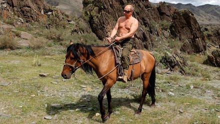 Hoch zu Ross. So zeigt sich Russlands Präsident Wladimir Putin gern, hier auf einem Foto aus der südsibirischen Region Tuva im August 2009. 