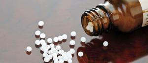 Homöopathische Globuli: Je weniger Wirkstoff sie enthalten, umso wirksamer sollen sie sein.