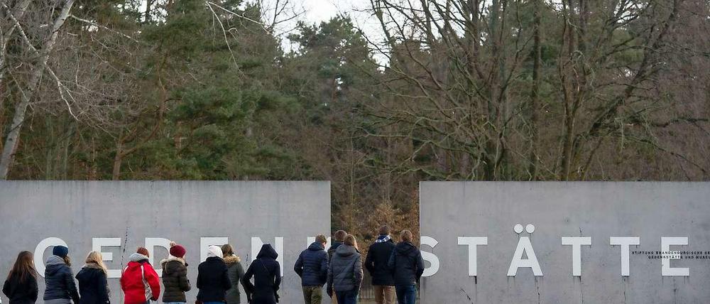 Jugendliche besuchen am Donnerstag die Gedenkstätte des früheren KZ Sachsenhausen in Oranienburg.