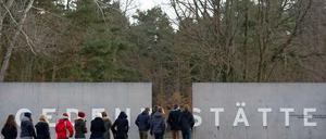 Jugendliche besuchen am Donnerstag die Gedenkstätte des früheren KZ Sachsenhausen in Oranienburg.