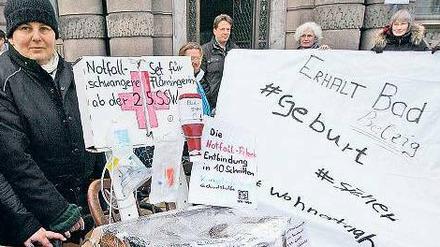 Spontandemo. Am Mittwochnachmittag versammelten sich ein Dutzend Demonstranten vor dem Potsdamer Stadthaus, um gegen die Schließung der Station zu protestieren. Schon am Vormittag hatte sich eine große Koalition für deren Erhalt geformt. 