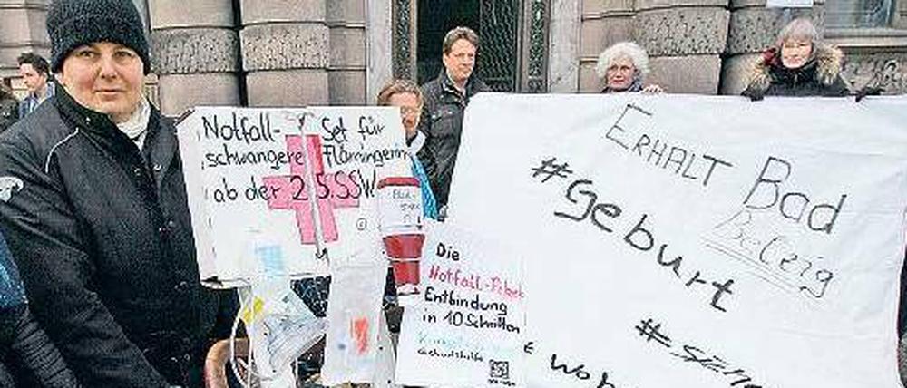 Spontandemo. Am Mittwochnachmittag versammelten sich ein Dutzend Demonstranten vor dem Potsdamer Stadthaus, um gegen die Schließung der Station zu protestieren. Schon am Vormittag hatte sich eine große Koalition für deren Erhalt geformt.