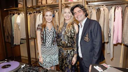 Kean Etro mit Schauspielerinnen Palina Rojinski und Constanza Cavalli.
