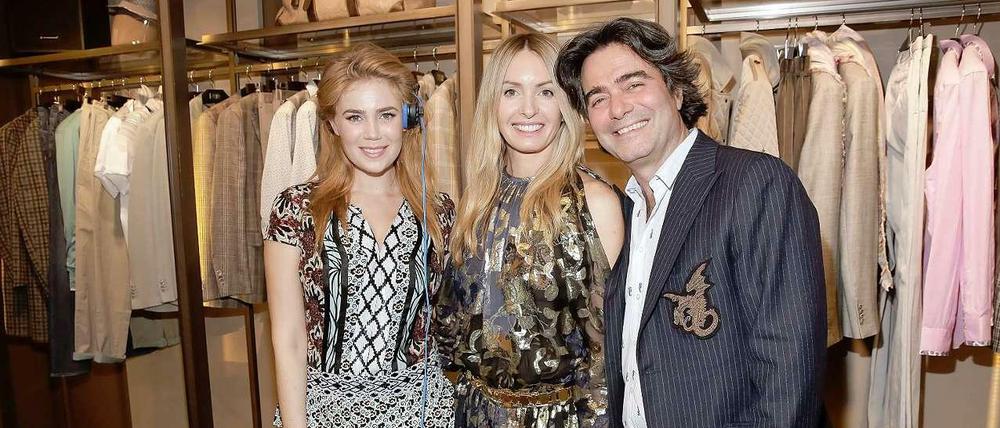 Kean Etro mit Schauspielerinnen Palina Rojinski und Constanza Cavalli.