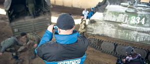 Bei der Arbeit. Ein OSZE-Mitarbeiter macht Videoaufnahmen. 