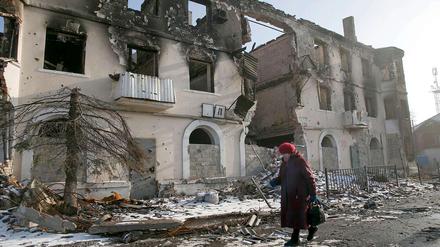 Folgen des Krieges. Eine ältere Frau läuft durch die Ruinen der Stadt Vuhlehirsk nahe Donesk. Die meisten Orte im Osten sind stark zerstört.