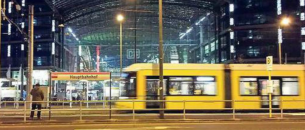 Der Anfang. Der Hauptbahnhof ist derzeit die wichtigste Station auf der Neubaustrecke über die Invalidenstraße. Die Bahnen der M5 fahren derzeit nur weiter bis zur Lüneburger Straße, um in einer großen Schleife wenden zu können.
