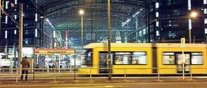 Der Anfang. Der Hauptbahnhof ist derzeit die wichtigste Station auf der Neubaustrecke über die Invalidenstraße. Die Bahnen der M5 fahren derzeit nur weiter bis zur Lüneburger Straße, um in einer großen Schleife wenden zu können. 