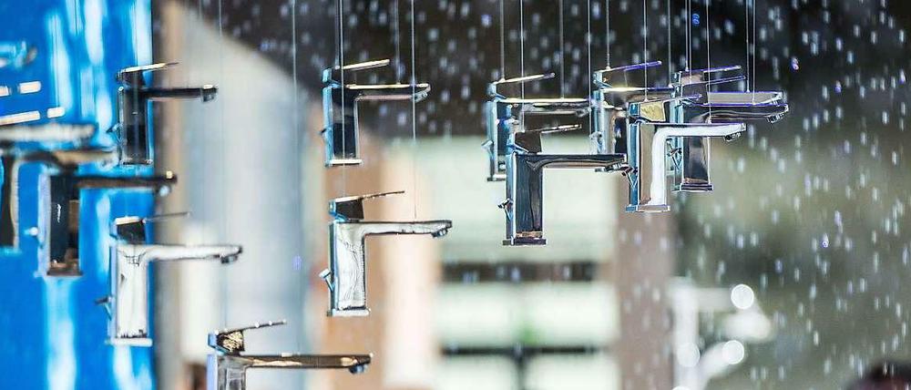Schnöde Wasserhähne gibt es nicht mehr, sonst würden diese Ausstellungstücke auf der Frankfurter Messer ISH ja nicht von der Decke hängen. 
