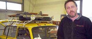Der tschechische Abenteurer Dan Priban in seiner Werkstatt in Prag neben seinem für die "Transtrabant"-Expedition zurechtgemachten Trabant.