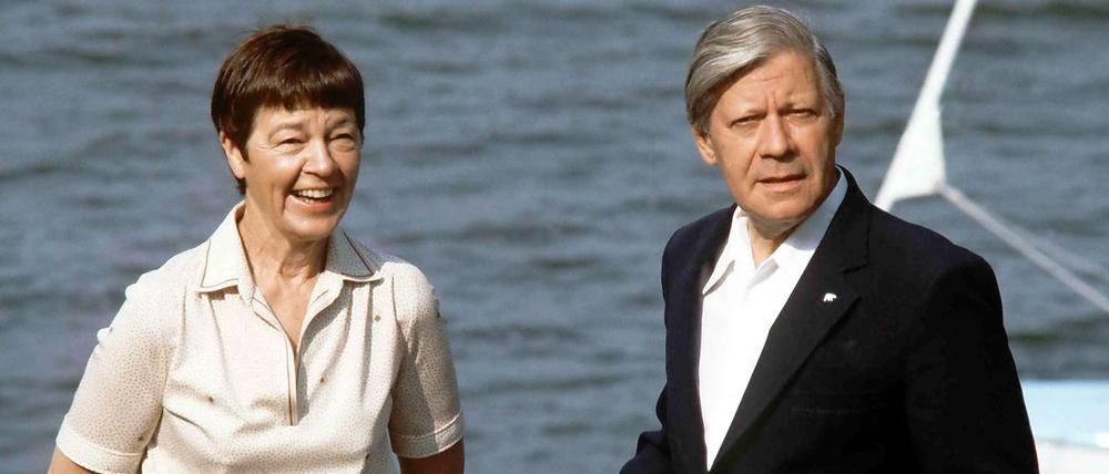 Helmut Schmidt und seine Frau Hannelore, genannt Loki, im August 1982 am Brahmsee in Schleswig-Holstein. In seinem neuen Buch gesteht der damalige Bundeskanzler, seine Loki betrogen zu haben.