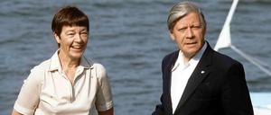 Helmut Schmidt und seine Frau Hannelore, genannt Loki, im August 1982 am Brahmsee in Schleswig-Holstein. In seinem neuen Buch gesteht der damalige Bundeskanzler, seine Loki betrogen zu haben.