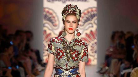 Voll unter Druck. Eine Aufnahme von der Lena-Hoschek-Show bei der Fashion Week Juli 2014 in Berlin. 