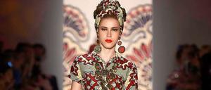 Voll unter Druck. Eine Aufnahme von der Lena-Hoschek-Show bei der Fashion Week Juli 2014 in Berlin. 