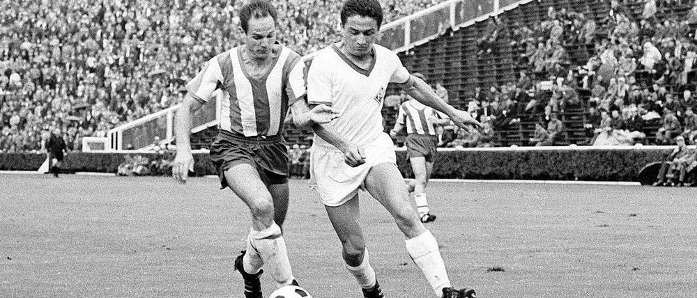 Hans-Günter Schimmöller im Zweikampf mit Roland Weida vom FK Pirmasens während der Aufstiegsrunde aus der Regionalliga am 26.06.1966.