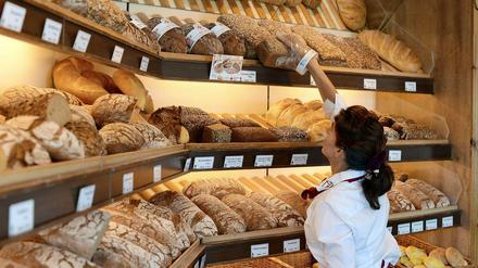 Gerade in den Bäckereibetrieben, aber auch anderen Gastbranchen, versuchen die Arbeitgeber mit einigen Tricks den Mindestlohn, den sie nun zahlen müssen, an anderer Stelle wieder auszugleichen. Über die Preise oder zu Lasten der Mitarbeiter, die oft Angst haben, sich zu wehren.