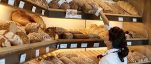 Gerade in den Bäckereibetrieben, aber auch anderen Gastbranchen, versuchen die Arbeitgeber mit einigen Tricks den Mindestlohn, den sie nun zahlen müssen, an anderer Stelle wieder auszugleichen. Über die Preise oder zu Lasten der Mitarbeiter, die oft Angst haben, sich zu wehren.
