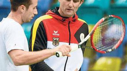 Der Quälgeist. Kohlschreiber (l.) mit dem neuen Teamchef Kohlmann. Foto: dpa/Dedert