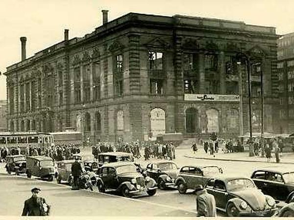 Ausgebrannt. Die noch immer imposante Ruine des Naturhistorischen Museums in der frühen Nachkriegszeit.