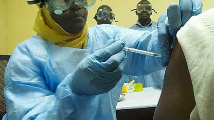 Hoffnung auf einen Schutz. Die Verträglichkeit, Immunreaktion und Wirksamkeit von Ebola-Impfstoffen werden inzwischen in verschiedenen afrikanischen Ländern getestet.