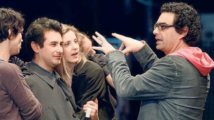 Im Schlabberlook. Regisseur Rolando Villazón bei den Proben zu Puccinis „La Rondine“. 
