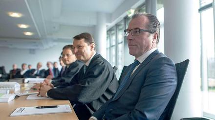 Verloren: Clemens Tönnies (rechts) während der Verhandlung vor dem Oberlandesgericht Hamm. 