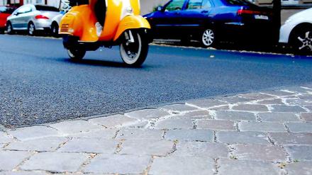 Vorfahrt für Asphalt: Kopfsteinpflaster ist begehbare Geschichte, aber deutlich geräuschintensiver als moderner Straßenbelag. An manchen Stellen, wie hier im Wedding, verschwindet darum das alte Pflaster.