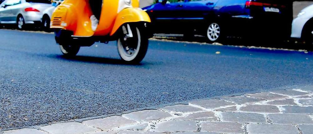 Vorfahrt für Asphalt: Kopfsteinpflaster ist begehbare Geschichte, aber deutlich geräuschintensiver als moderner Straßenbelag. An manchen Stellen, wie hier im Wedding, verschwindet darum das alte Pflaster.