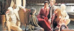 Magda (Aurelia Florian im roten Kleid) hat Reichtum – und sehnt sich nach Liebe.