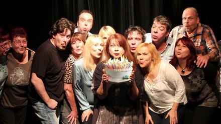 Pustekuchen. Katja Nottke, Nicolai Preiß und die Schauspieler und Sänger ihres Ensembles feiern Theatergeburtstag.