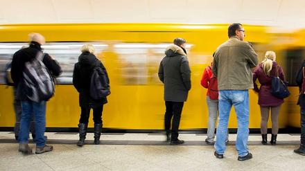 Ist hier einer? Immer wieder erleben Frauen, wie sie im ÖPNV unauffällig von fremden Männern bedrängt werden.