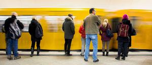 Ist hier einer? Immer wieder erleben Frauen, wie sie im ÖPNV unauffällig von fremden Männern bedrängt werden.