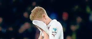 Zum Wegschauen. So wie Timo Baumgartl reagieren VfB-Spieler häufiger.