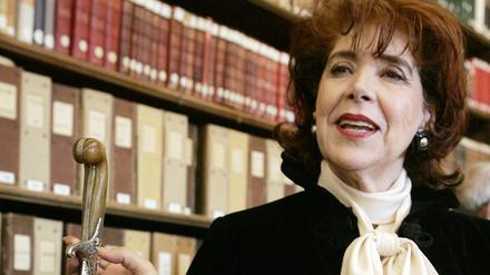 Höchstgeehrt. 2006 wurde Assia Djebar als erste Staatsbürgerin der ehemaligen afrikanischen Kolonien in die Académie française aufgenommen.