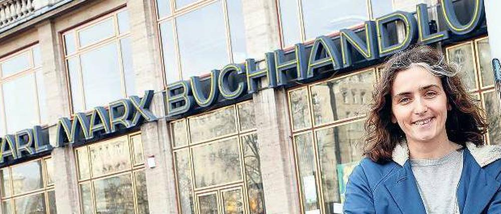 Die Kulturmanagerin Vanessa Remy möchte die Berliner Buch-Interessenten zu Lesungen in die denkmalgeschützte Buchhandlung locken. Dafür kooperiert sie mit namhaften Verlagen.