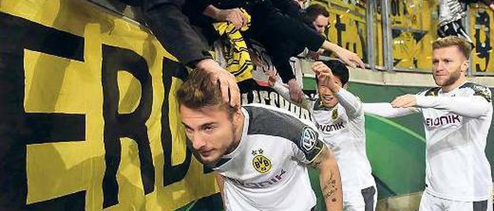 Sein Block. Die Dortmunder Fans feiern den zweifachen Torschützen Ciro Immobile.