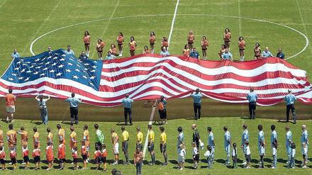Wie in den anderen großen Sportarten wird auch vor den Spielen der MLS gern die US-amerikanische Hymne gespielt und das Banner präsentiert. Hier bei einem Spiel aus dem Jahr 2009. Foto: Imago