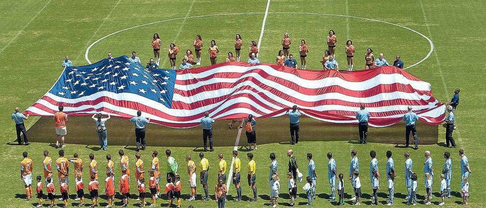 Wie in den anderen großen Sportarten wird auch vor den Spielen der MLS gern die US-amerikanische Hymne gespielt und das Banner präsentiert. Hier bei einem Spiel aus dem Jahr 2009. Foto: Imago