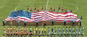 Wie in den anderen großen Sportarten wird auch vor den Spielen der MLS gern die US-amerikanische Hymne gespielt und das Banner präsentiert. Hier bei einem Spiel aus dem Jahr 2009. Foto: Imago