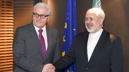 Bundesaußenminister Frank Walter Steinmeier (SPD, l) und der iranische Außenminister Mohammed Dschawad Sarif begrüßen sich in München (Bayern) bei der 51. Sicherheitskonferenz im Hotel Bayerischer Hof bei ihrem bilateralen Treffen. Zur Sicherheitskonferenz kommen mehrere Dutzend Staats- und Regierungschefs, Außen- und Verteidigungsminister zusammen. 