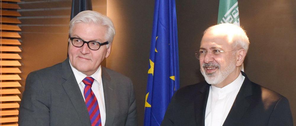 Bundesaußenminister Frank Walter Steinmeier (SPD, l) und der iranische Außenminister Mohammed Dschawad Sarif begrüßen sich in München (Bayern) bei der 51. Sicherheitskonferenz im Hotel Bayerischer Hof bei ihrem bilateralen Treffen. Zur Sicherheitskonferenz kommen mehrere Dutzend Staats- und Regierungschefs, Außen- und Verteidigungsminister zusammen.