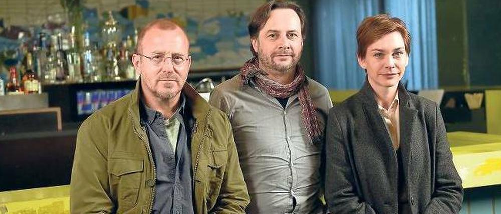 Arbeit statt Party. Heino Ferch (l.) und Christiane Paul mit Regisseur Elmar Fischer im Club Prince Charles.