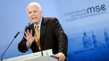 John McCain spricht auf der Münchner Sicherheitskonferenz.