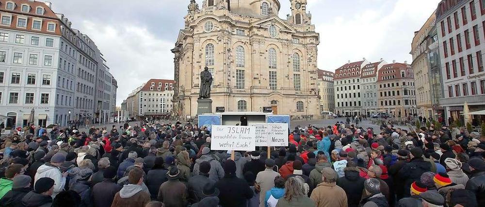 Mehrere hundert Anhänger des neuen Bündnisses "Direkte Demokratie für Europa" der ehemaligen Pegida-Organisatorin Kathrin Oertel demonstrierten am Sonntag erstmalig auf dem Neumarkt in Dresden.