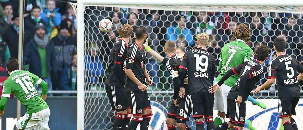 Vorbeigeschlenzt: Werder Bremens Zlatko Junuzovic trifft zum 2:0 gegen Bayer Leverkusen.