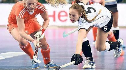 Ganz nah dran. Bis kurz vor Schluss des WM-Endspiels lagen die deutschen Frauen um Katharina Windfeder (r.) mit 1:0 vorn. Am Ende verloren sie. 